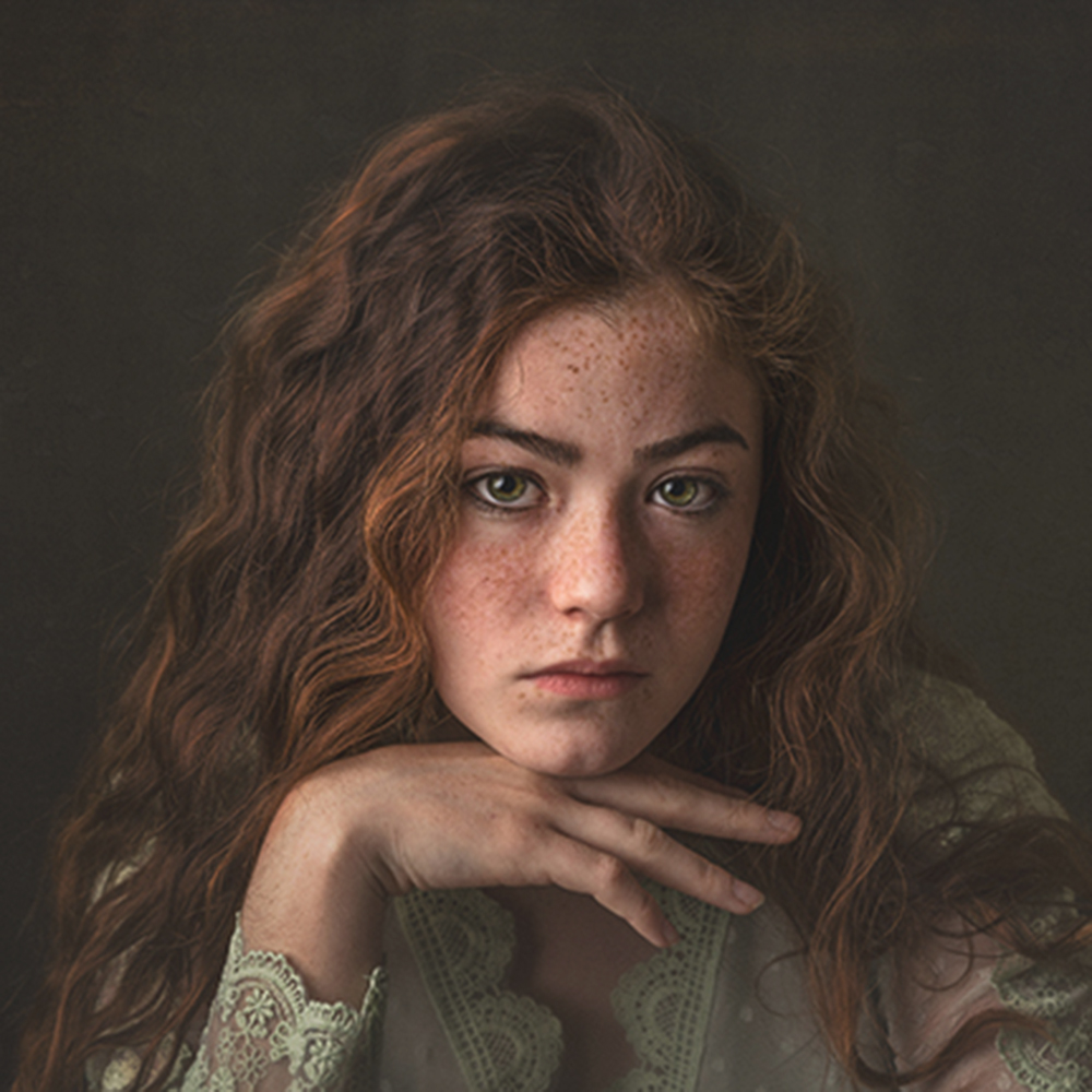 Fotografía infantil Fine Art en Zaragoza: retrato artístico de niña con luz suave y estilo pictórico.