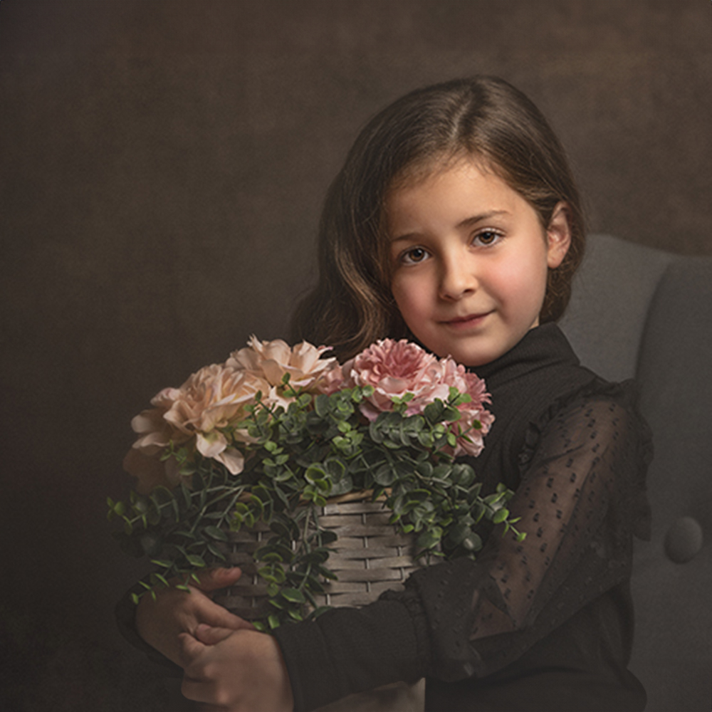 Retrato Fine Art de recién nacido en Zaragoza: fotografía artística con atrezzo exclusivo y luz de estudio.