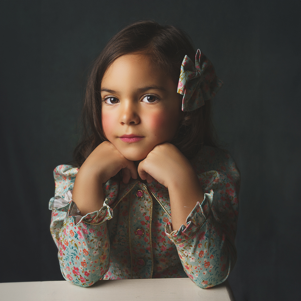 Sesión de embarazo Fine Art en Zaragoza: elegancia y arte en cada fotografía de maternidad.