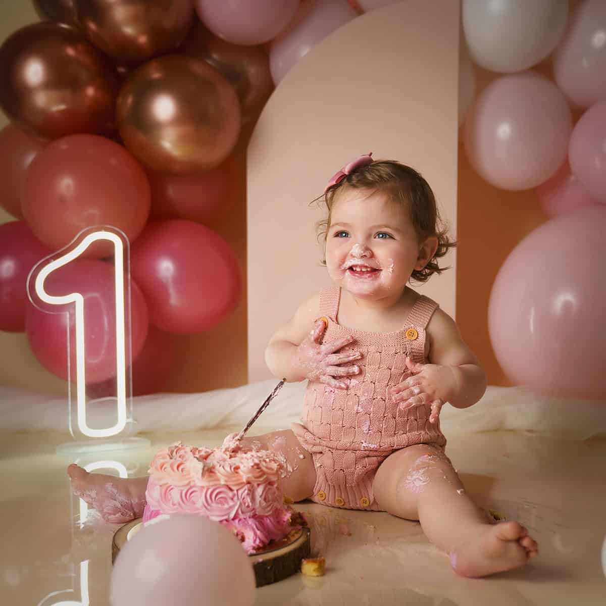 Carlota Lagunas Fotografía Fotografía de primer cumpleaños estilo Smash Cake Boho en Zaragoza con colores tierra.