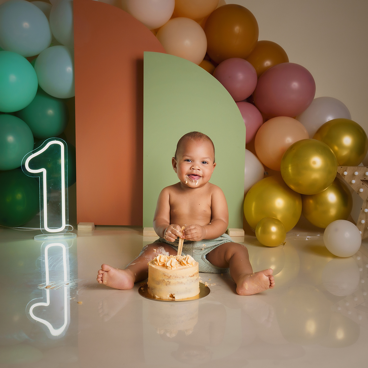 Carlota Lagunas Fotografía La alegría del primer cumpleaños: bebé sonriendo con su pastel de Smash Cake en Zaragoza.
