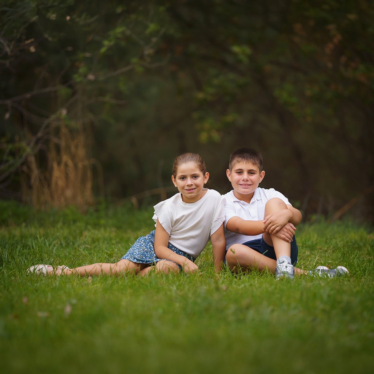 Sesión fotográfica de familia en el Parque Grande de Zaragoza, disfrutando de un paseo.