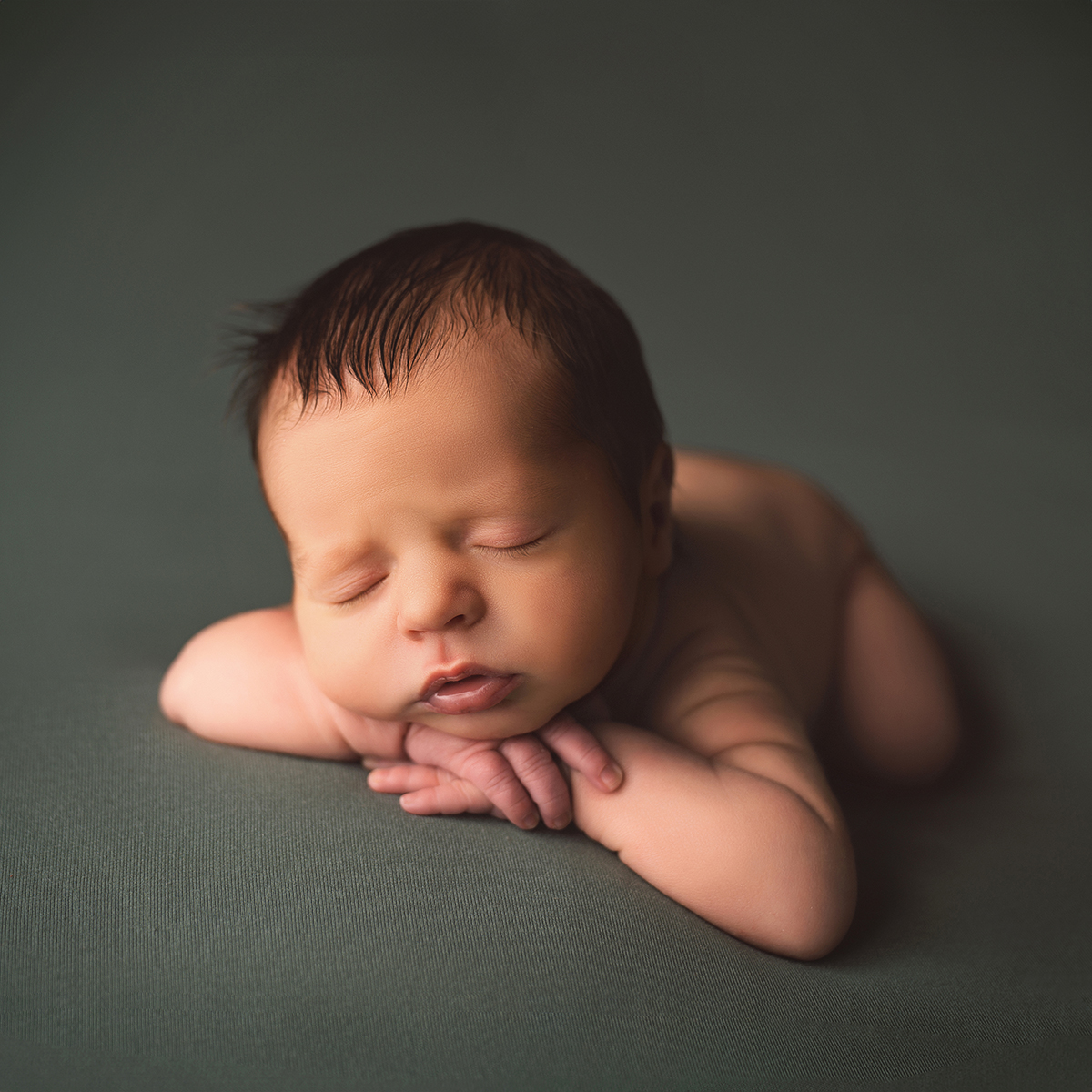 Sesión de fotos newborn con los padres en nuestro estudio de Zaragoza, capturando el primer vínculo.
