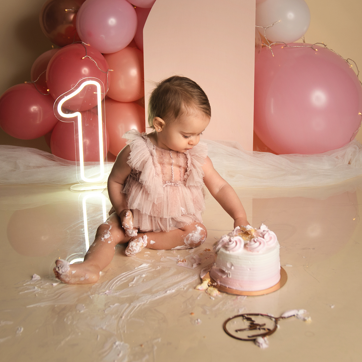 Carlota Lagunas Fotografía Decoración y globos para Smash Cake en Zaragoza: creamos el escenario de tus sueños.