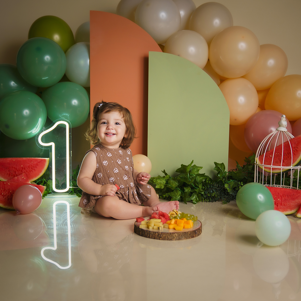 fotografía zaragoza Momento divertido de bebé probando su primera tarta en sesión Smash Cake en Zaragoza