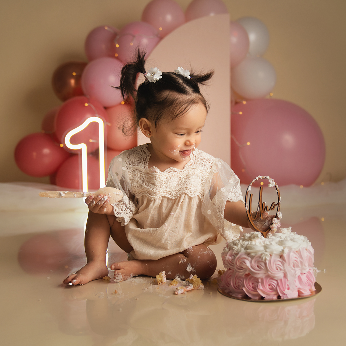 Carlota Lagunas Fotografía Los padres participando en la sesión Smash Cake de su bebé en nuestro estudio de Zaragoza.