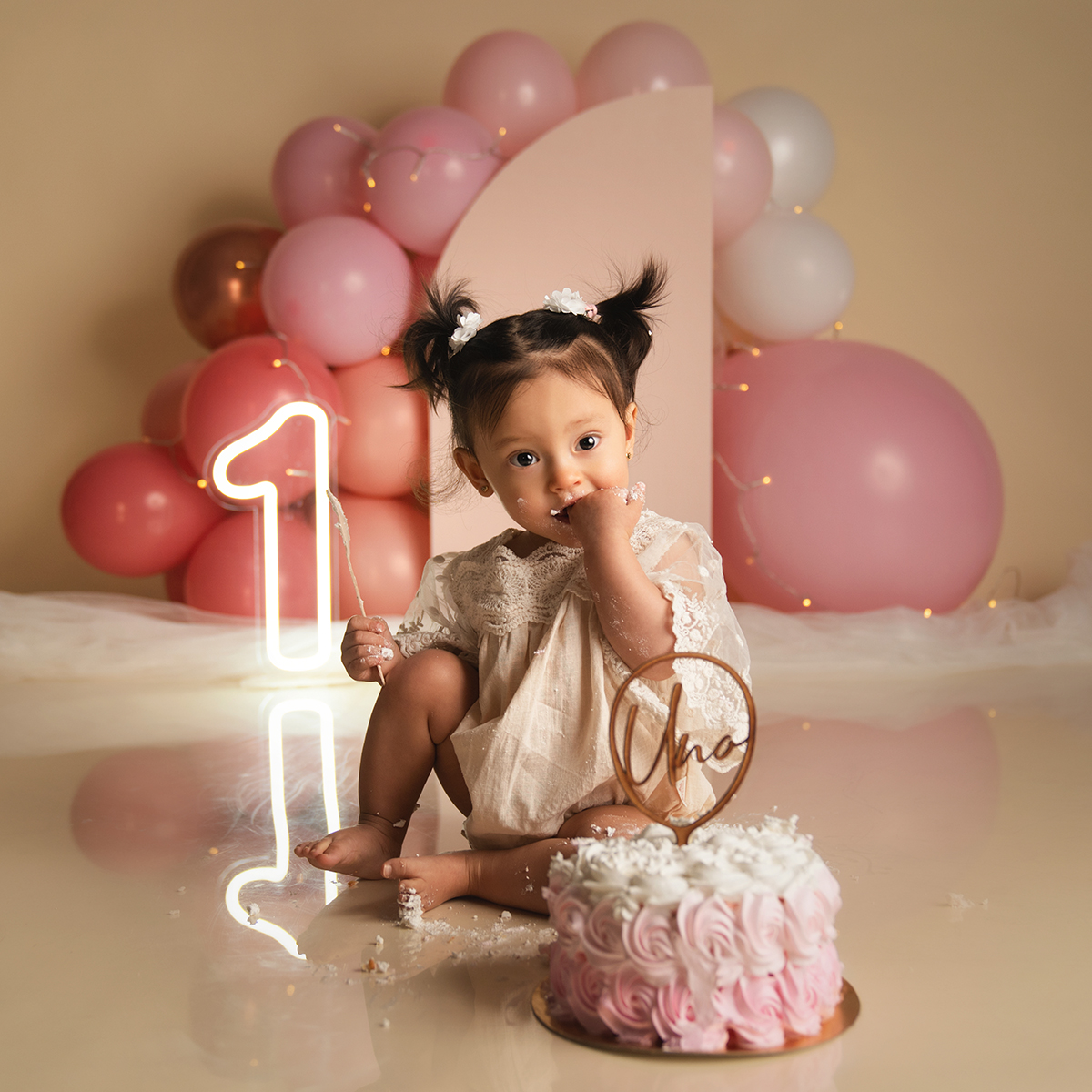 Carlota Lagunas Fotografía Sesión Smash Cake temática selva en Zaragoza: decoración personalizada para el primer año.