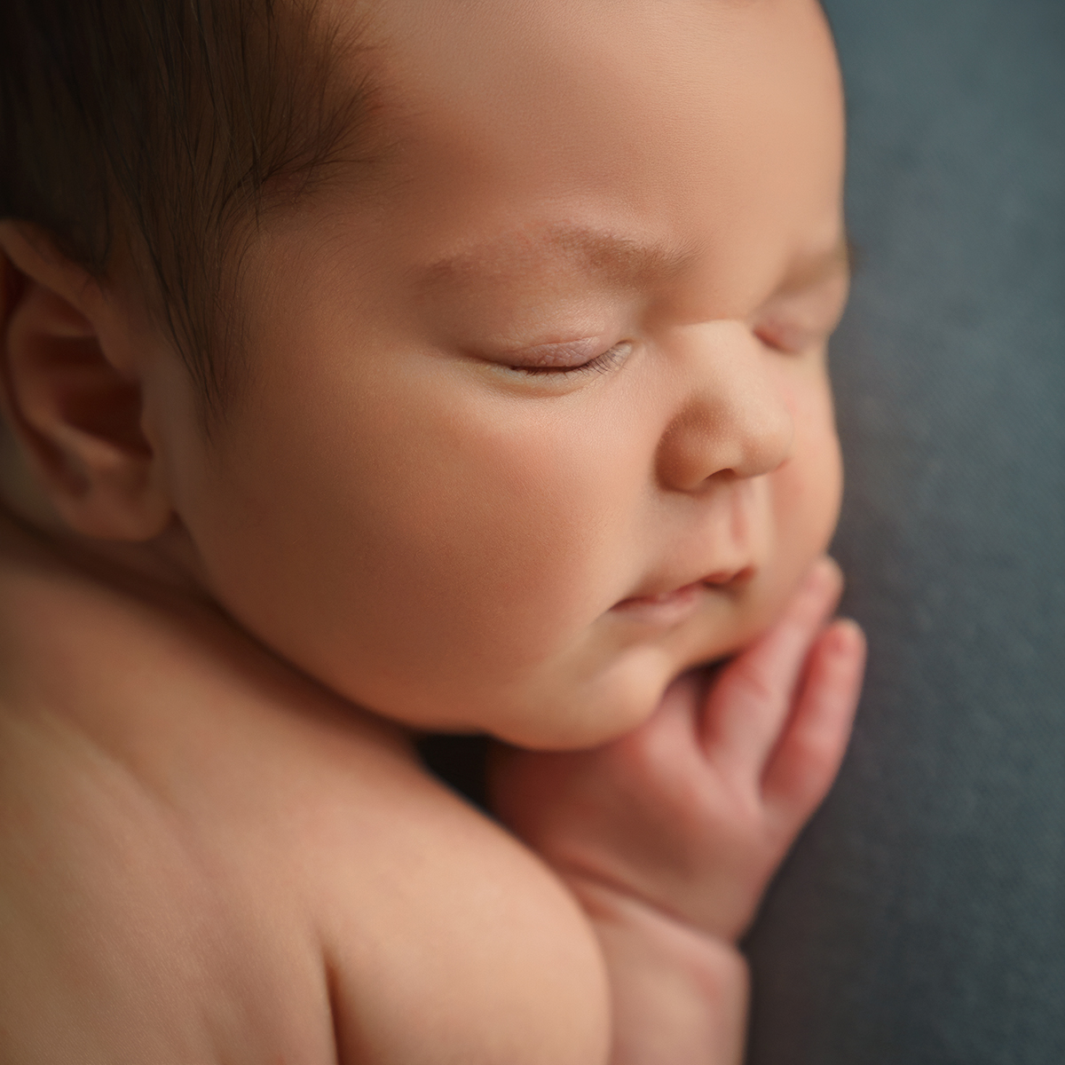 Sesión de fotos newborn en Zaragoza con accesorios exclusivos y tejidos orgánicos.