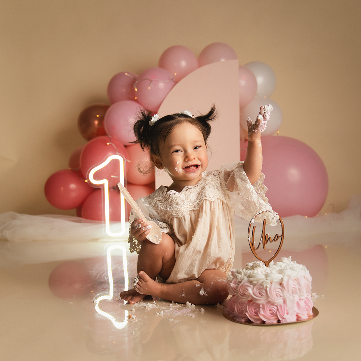 Fotografía infantil en Zaragoza para celebrar un año de vida con una sesión Smash Cake.