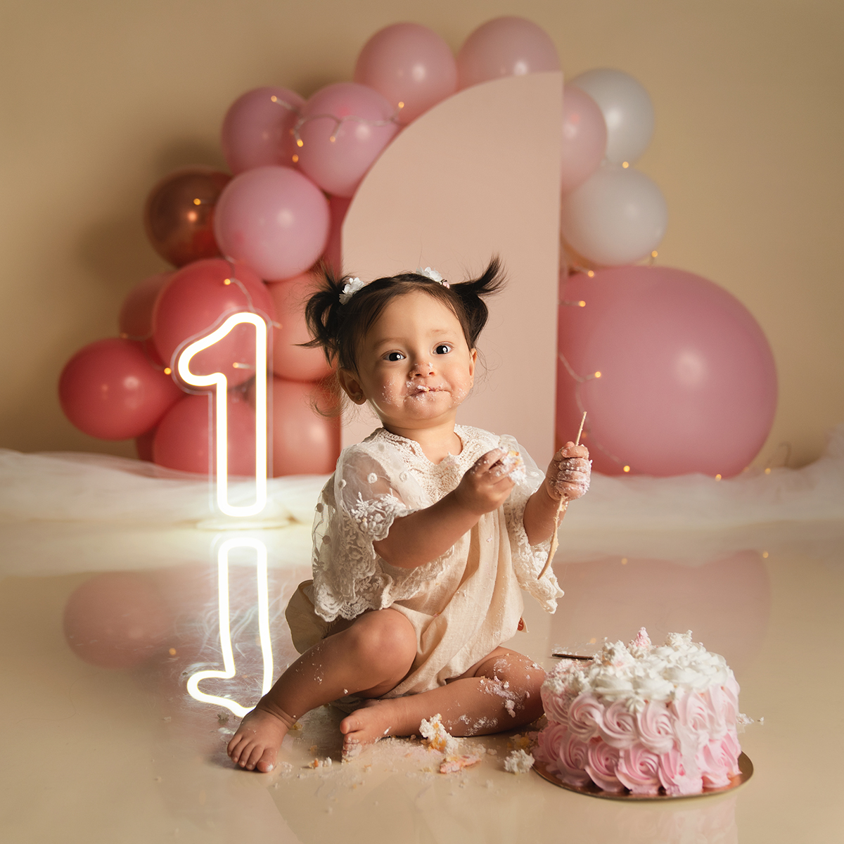 Carlota Lagunas Fotografía Bebé en bañera vintage con burbujas tras su sesión de Smash Cake en Zaragoza.