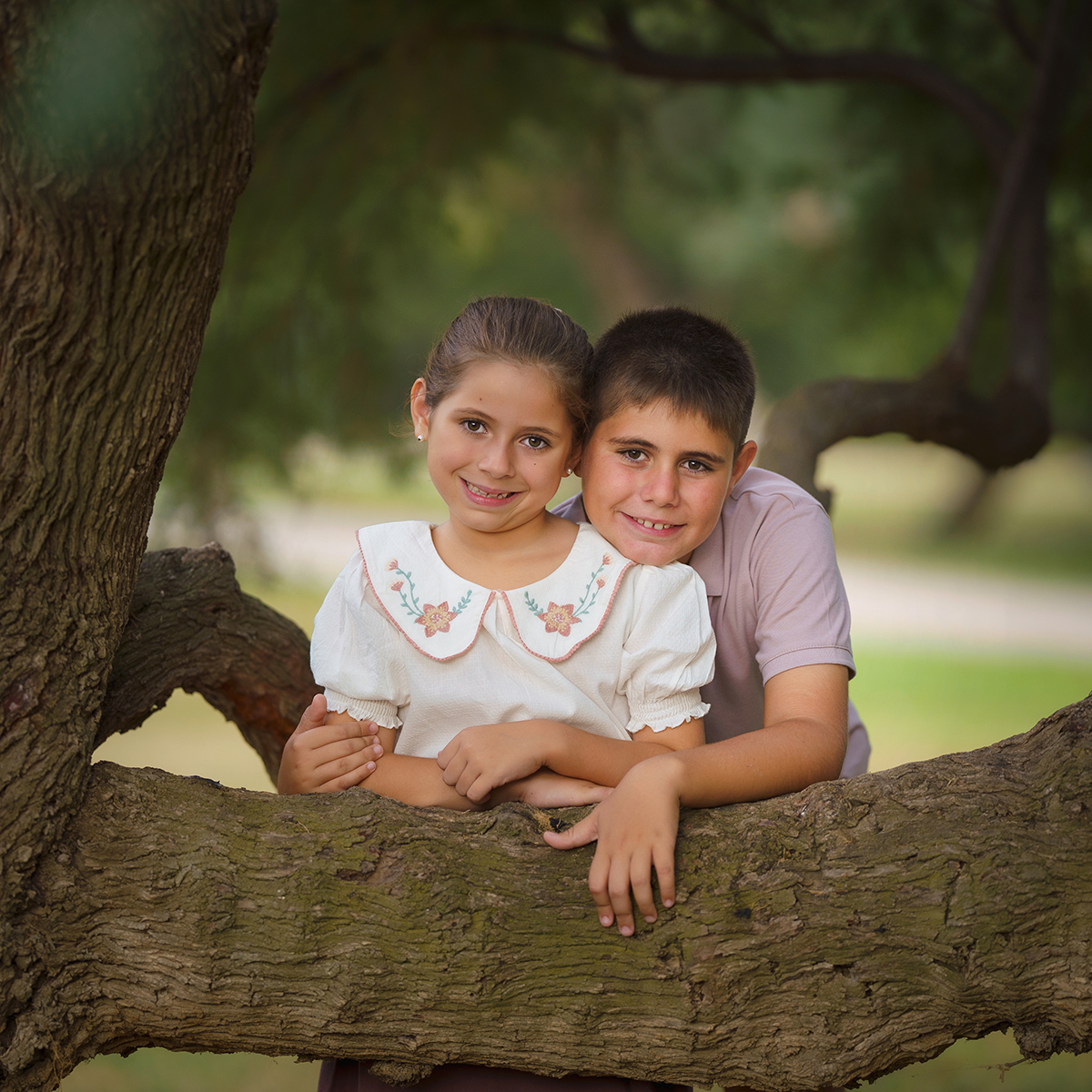 Sesión de fotos para niños en estudio profesional de Zaragoza con atrezzo minimalista.