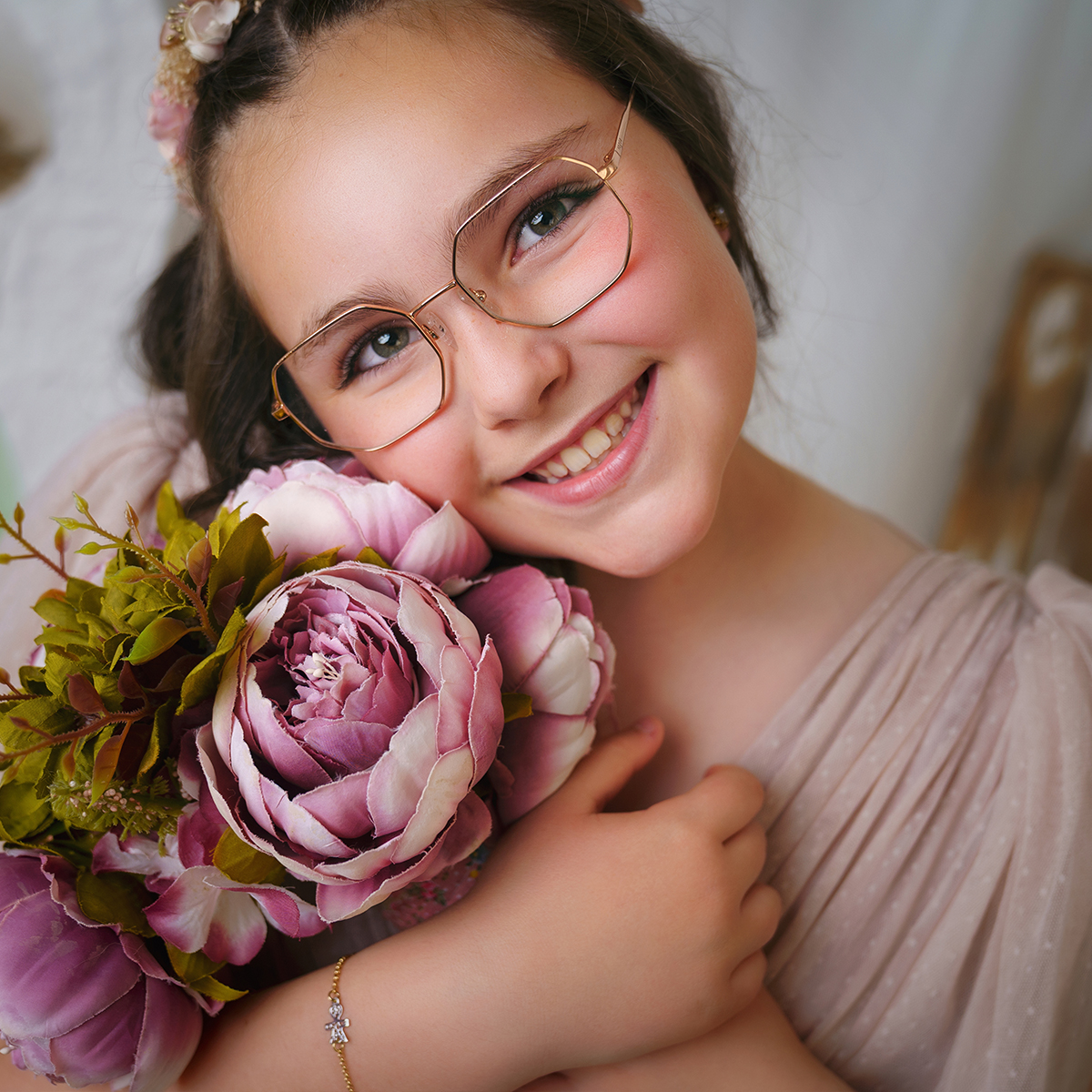 Retrato profesional de 9 años en estudio fotográfico de Zaragoza con fondo neutro.