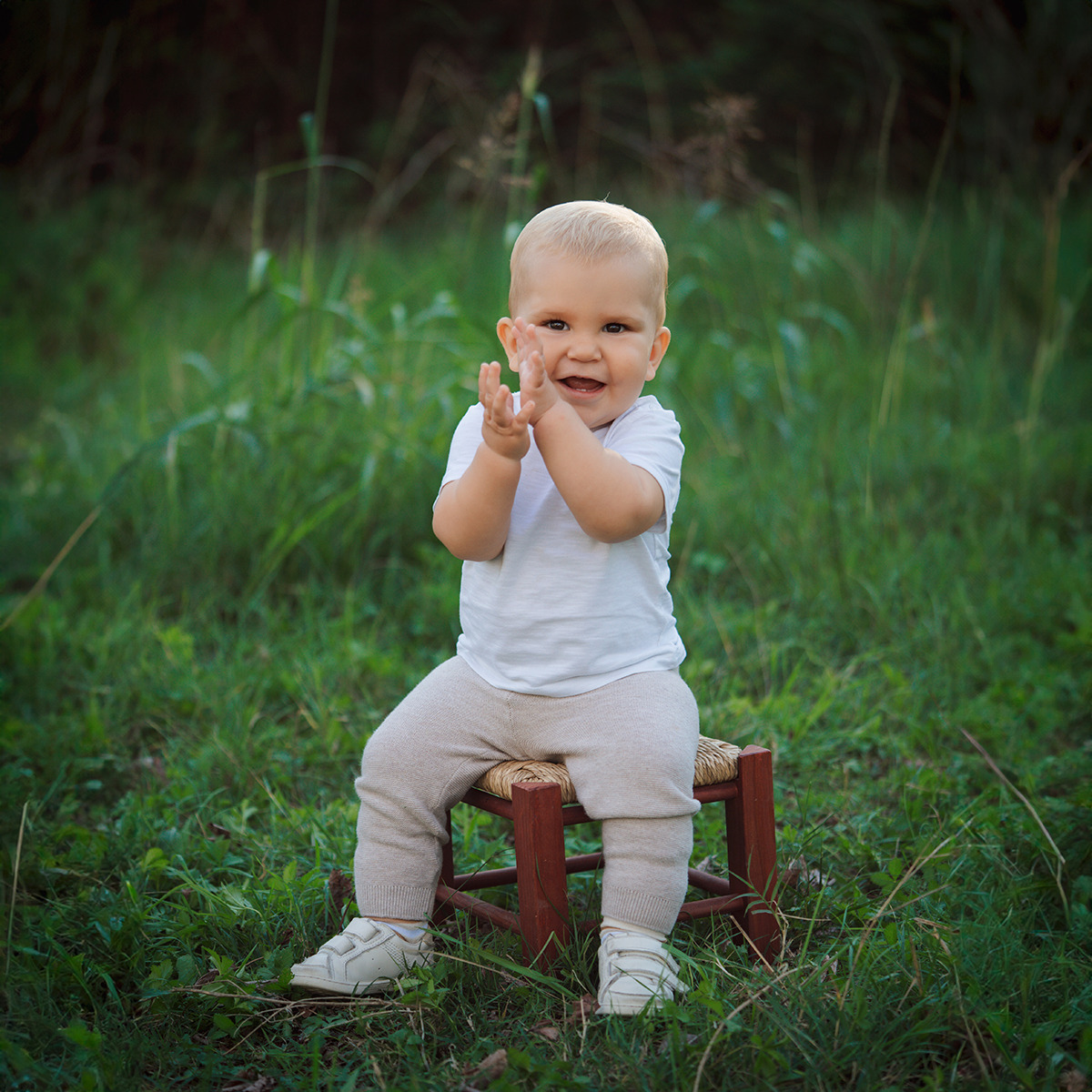 Fotografía infantil estilo lifestyle en Zaragoza, captando momentos de juego y diversión.