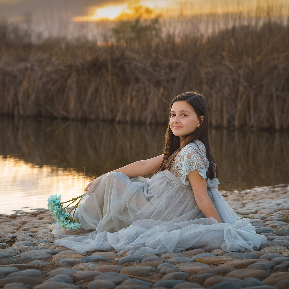 Sesión de fotos de 9 años en exteriores naturales de Zaragoza con luz de atardecer.