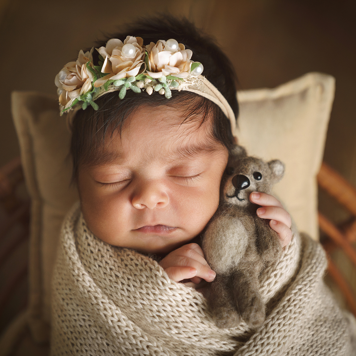 Sesión newborn en Zaragoza con posados artísticos y seguros realizados por profesionales.