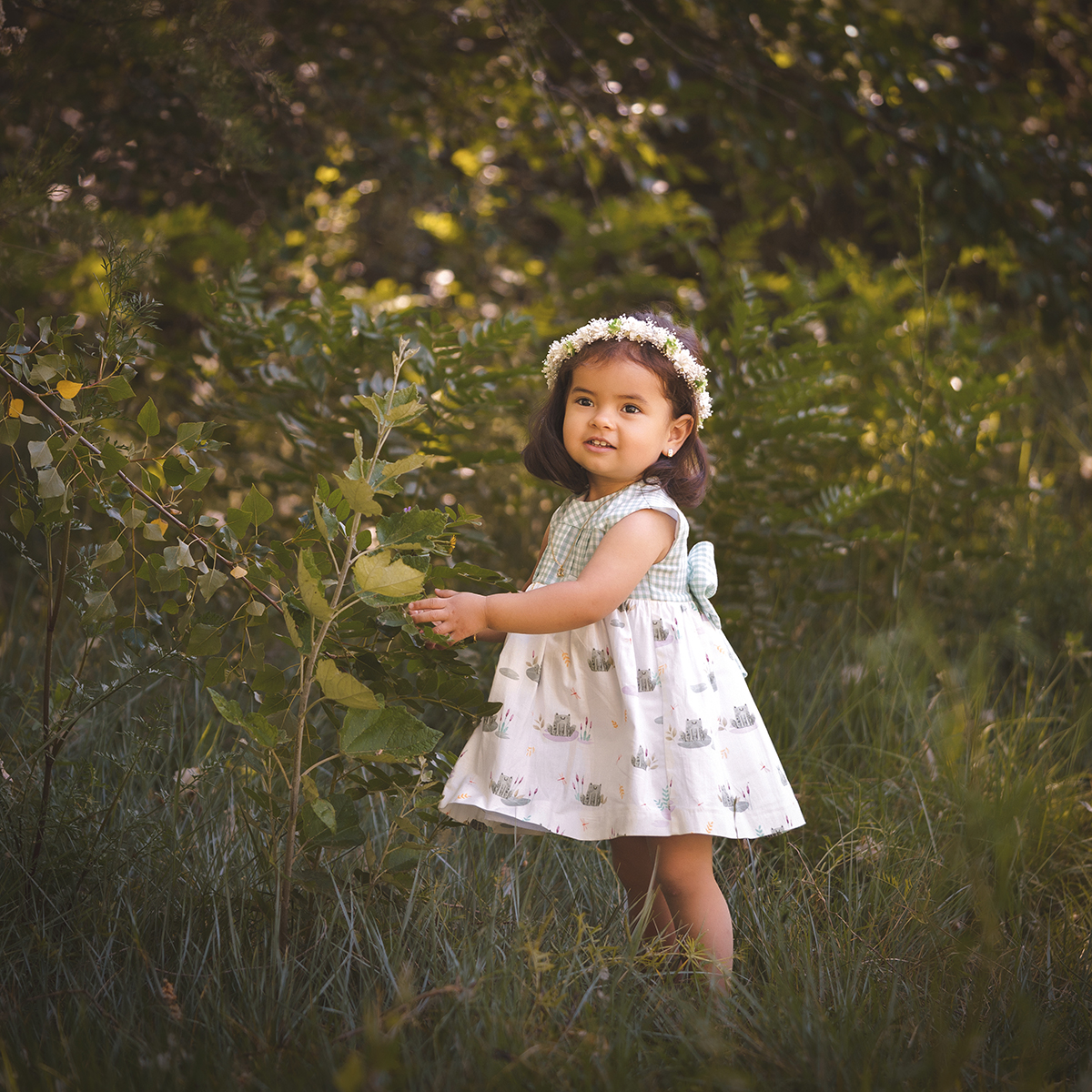 Sesión de fotografía infantil en estudio en Zaragoza con estilo natural y espontáneo.