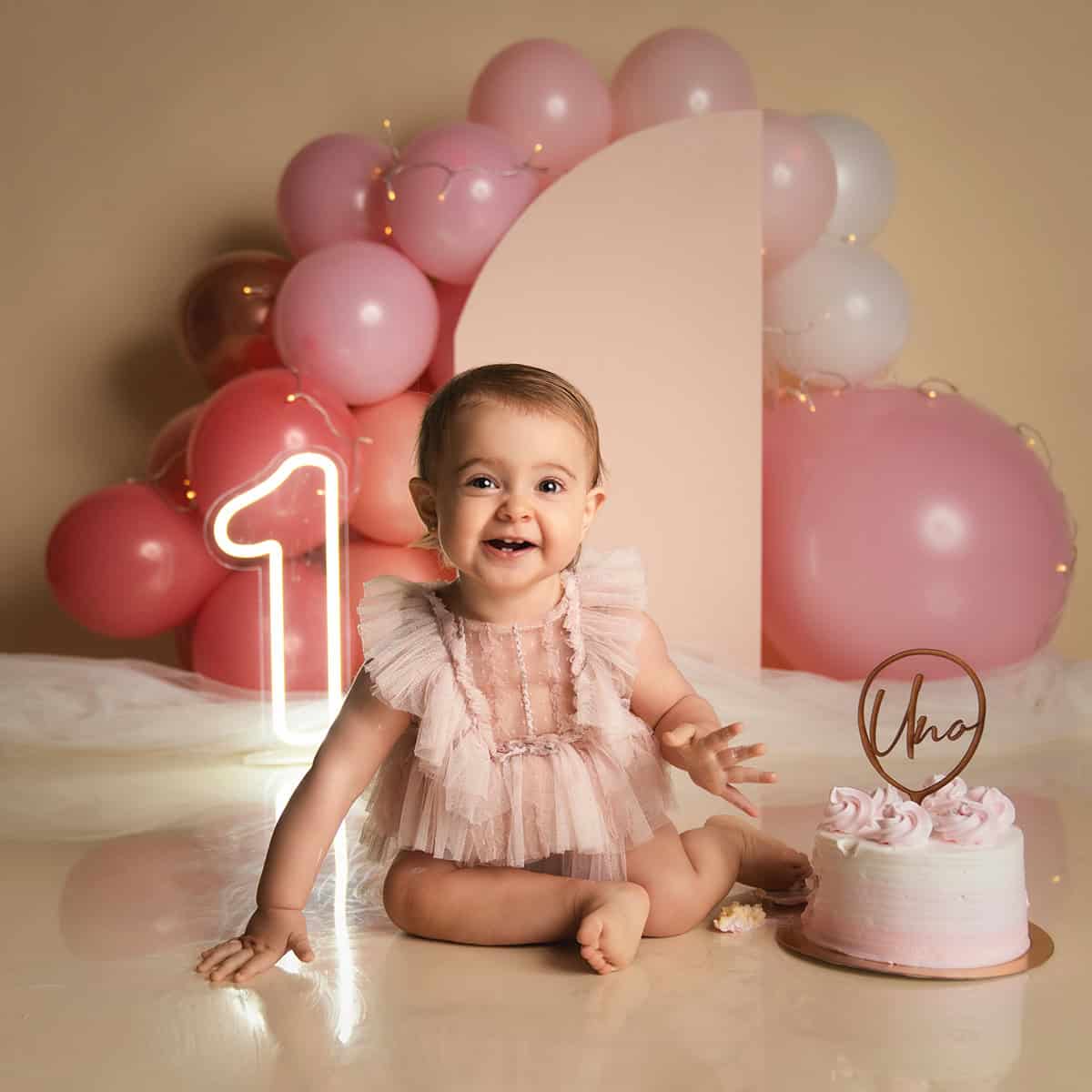 Carlota Lagunas Fotografía Primer plano de bebé manchado de tarta en su sesión de Smash Cake en Zaragoza.