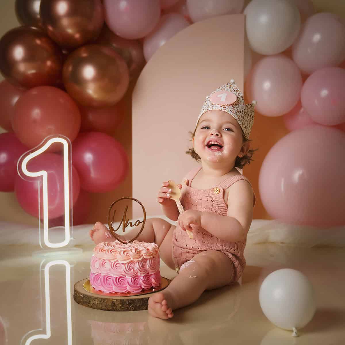 Carlota Lagunas Fotografía Sesión Smash Cake para niño en Zaragoza con decoración en tonos azules y globos.